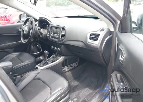 2018 Jeep Compass Latitude 4X4 z USA, uszkodzony, nr VIN 3C4NJDBB8JT339506